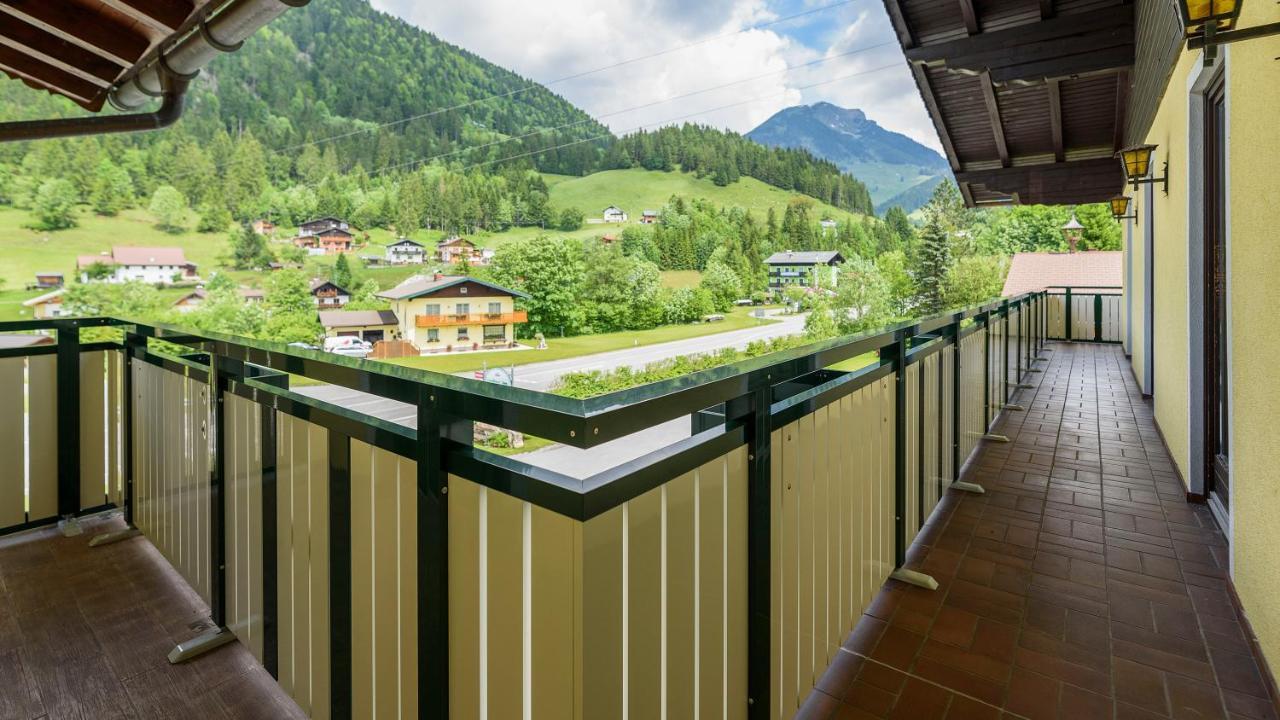 Hotel Landhaus Ausswinkl Russbach am Pass Gschuett Exterior photo