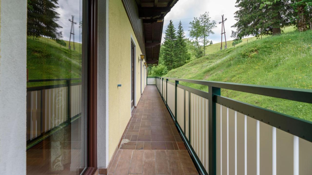 Hotel Landhaus Ausswinkl Russbach am Pass Gschuett Exterior photo